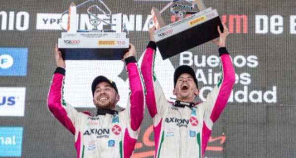 Los pilotos Pernía y García de la escudería Renault fueron ganadores del Primer Puesto.