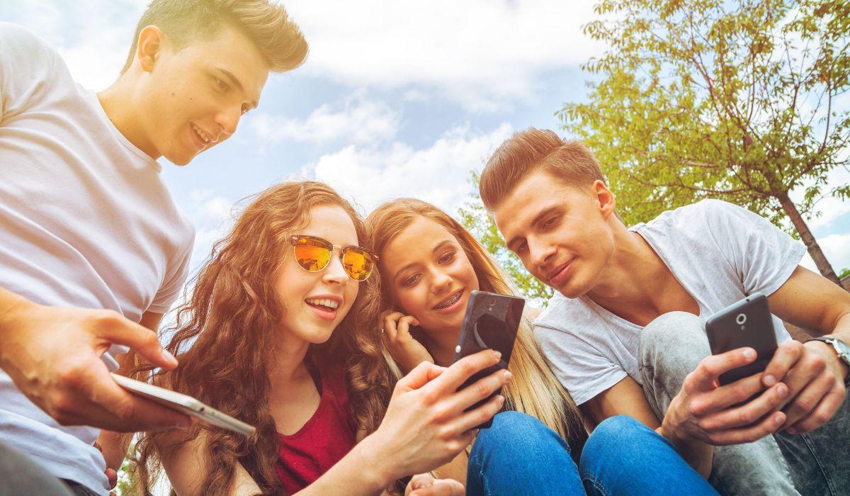 Amigos adolescentes jugando con sus celulares