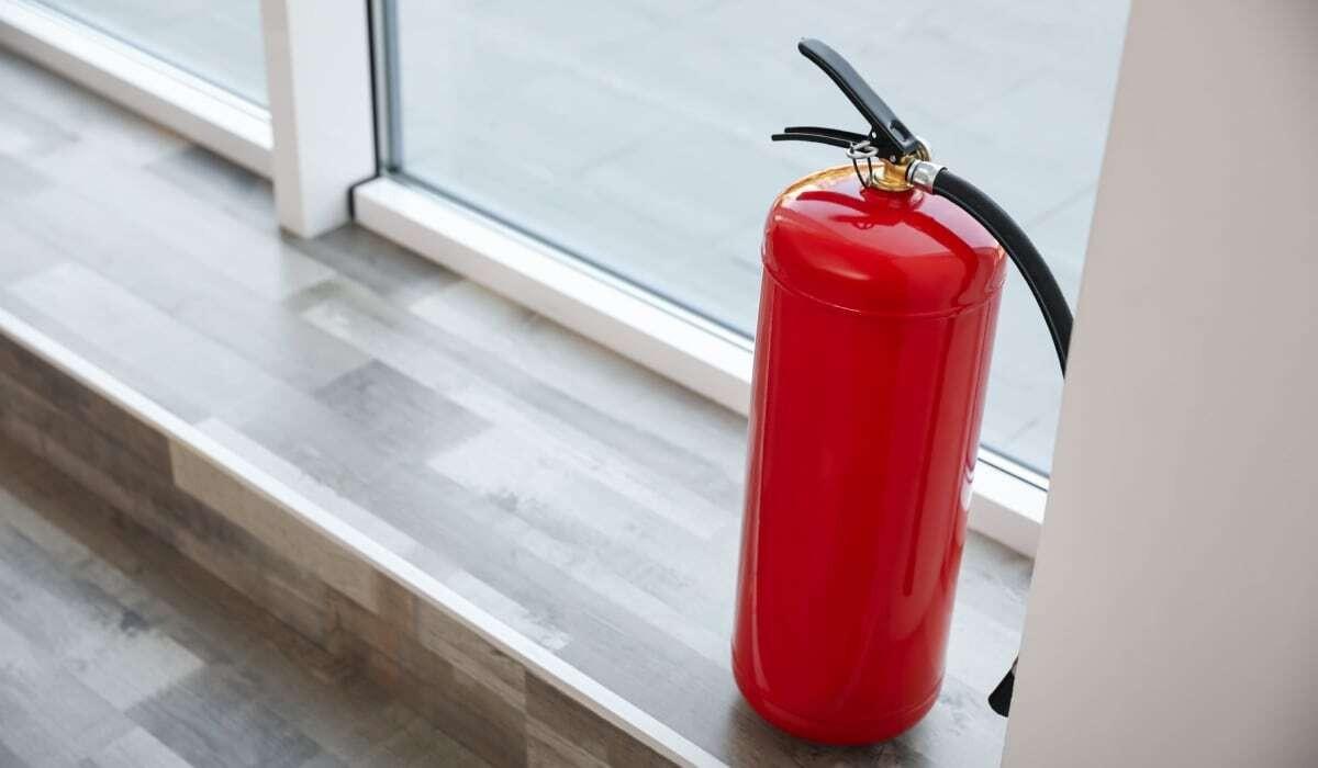 Un matafuegos para enfrentar al fuego en un incendio doméstico