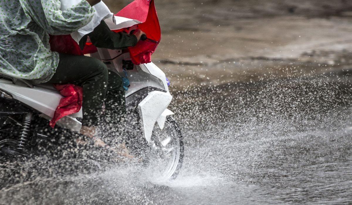 moto con pioggia.jpg