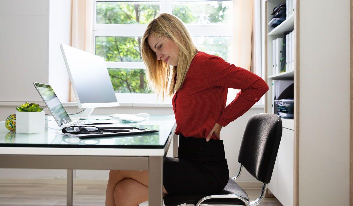 Cómo sentarse bien para evitar dolores de espalda
