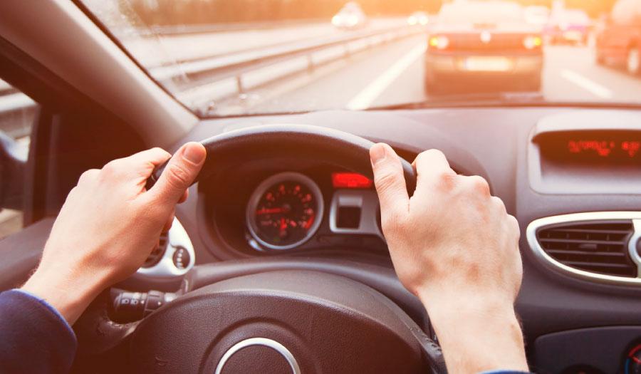 Auto tips y consejos para conducir de forma correcta y segura